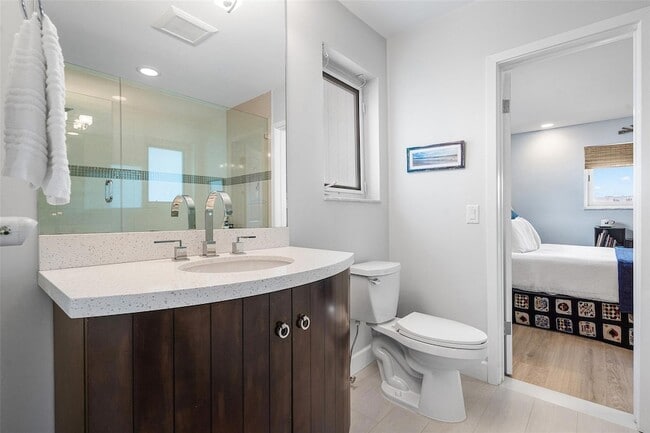 Building Photo - 4510 Bayview Dr