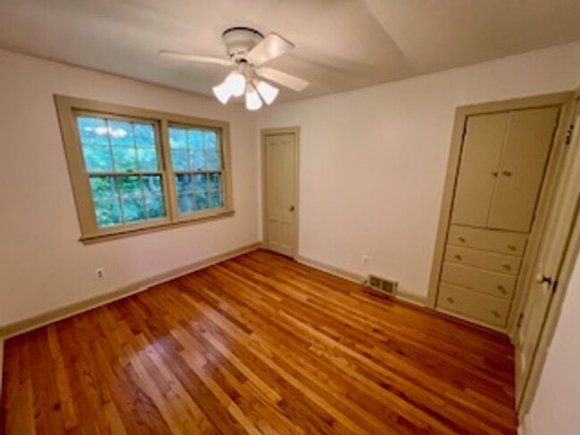 Building Photo - Cozy, 2 bedroom Single Family Home