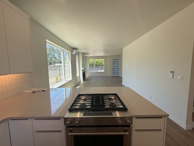 Building Photo - 2210 Emerson Dr