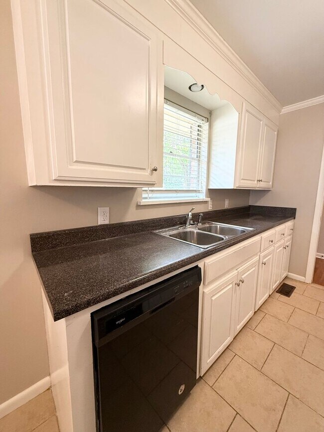 Building Photo - 6604 Granada Dr