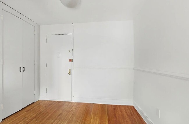 Building Photo - 400 E 17th St