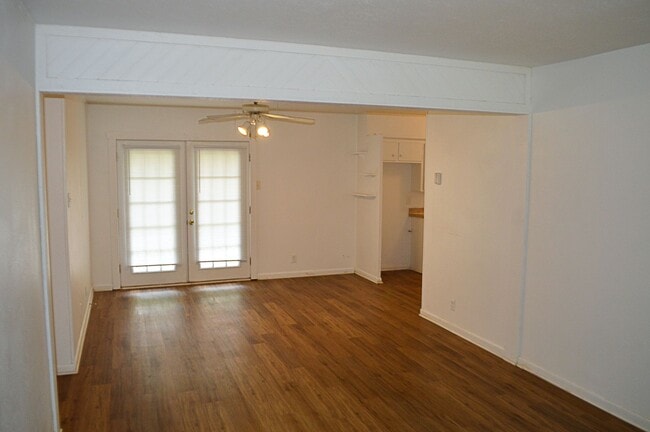 Building Photo - Charming Western Hills Home with Spacious ...