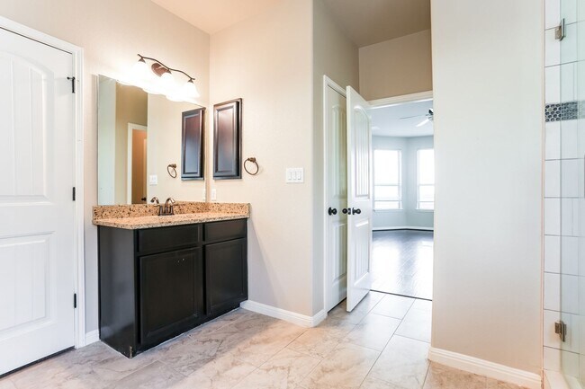 Building Photo - Bright, Spacious Living in an Inviting Home with Modern Finishes and Great Location