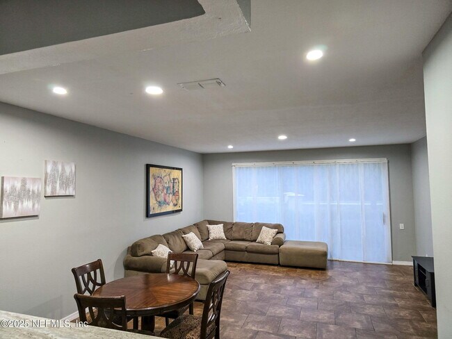Building Photo - 7990 Baymeadows Rd
