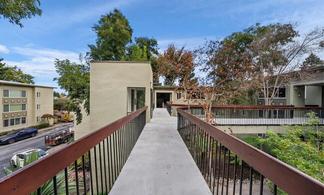 Building Photo - Spacious 1 bedroom 1 bathroom top floor unit in a highly desirable west side location!