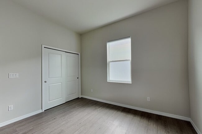 Building Photo - 3109 King Palm Dr