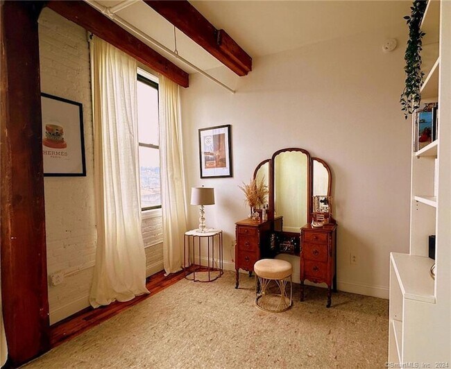 Building Photo - 145 Canal St E