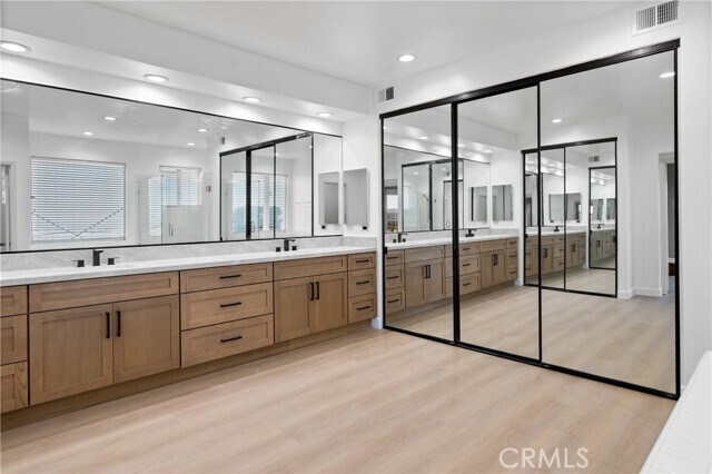 Building Photo - 6 Saros