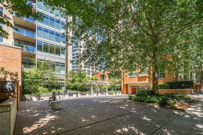 Building Photo - 910 Lenora St