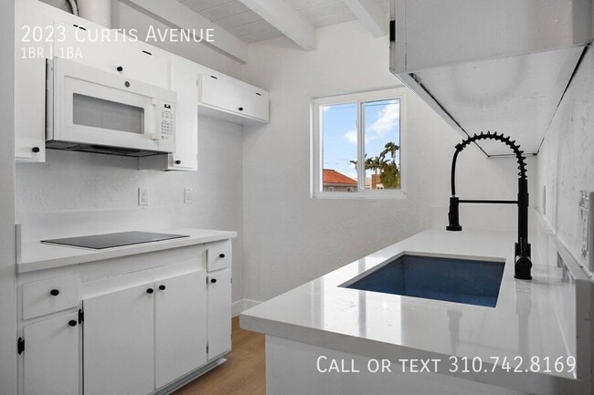 Building Photo - 2023 Curtis Ave