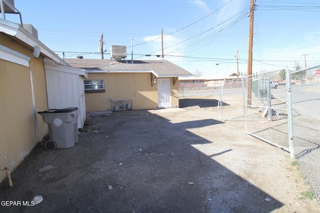 Building Photo - 8903 Old County Dr