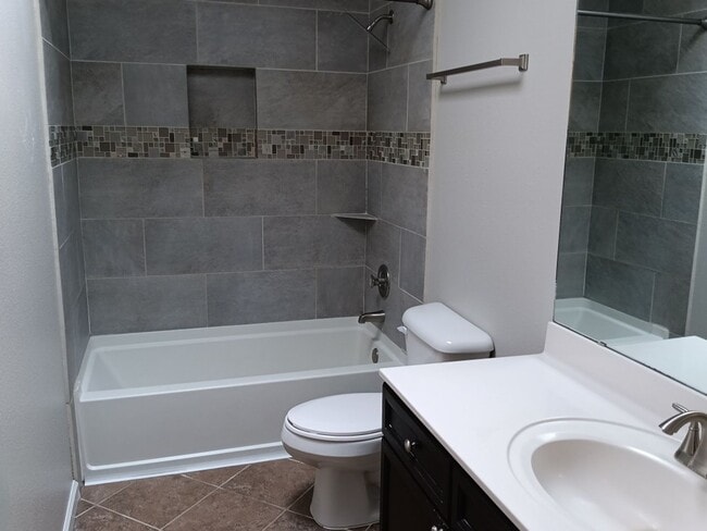 Building Photo - 3 Bedroom, 2.5 Bathroom Home! Schedule a Showing!