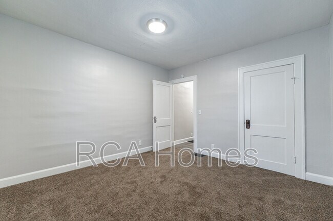 Building Photo - 410 S Rural St