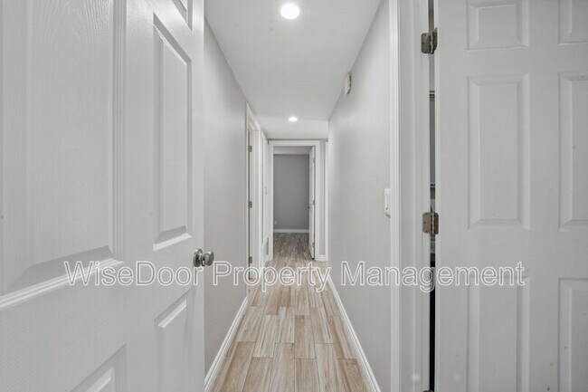 Building Photo - 387 E Nubia St