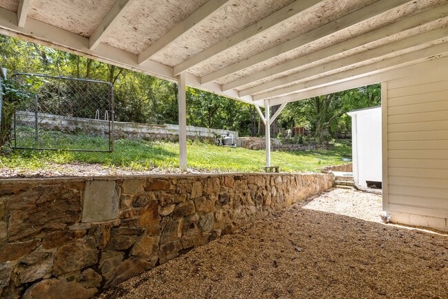 Building Photo - Beautifully Renovated 3 Bedroom 2.5 Bath H...
