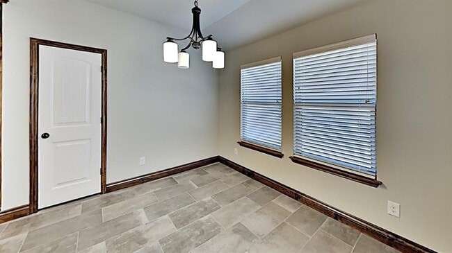 Building Photo - 2001 Sara Vista Dr