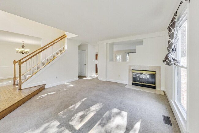 Building Photo - Cool on Cool Spring! Large SF 4 Bed + 2.5 BA
