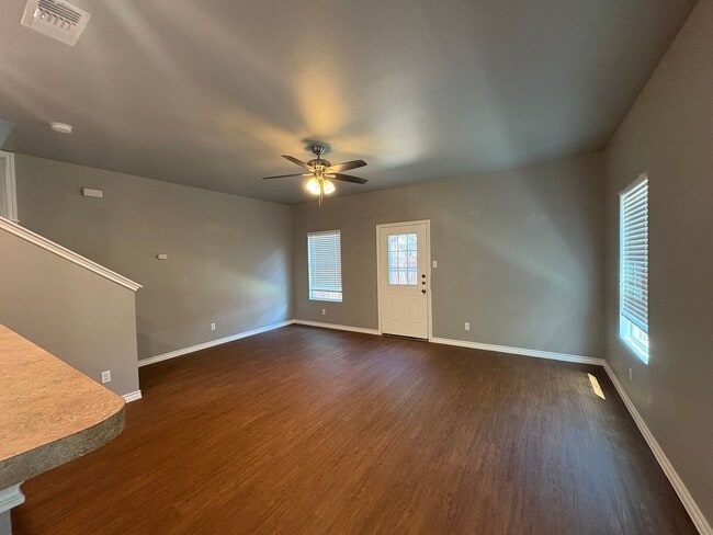 Building Photo - Newly Renovated Town-home