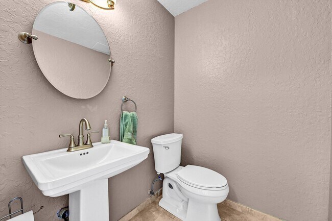 Building Photo - 3 Bedroom Townhome in the Vista de Vista Community