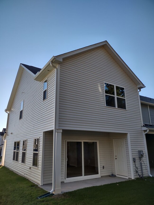 Building Photo - BRAND-NEW Townhome Located in Sanford- Min...