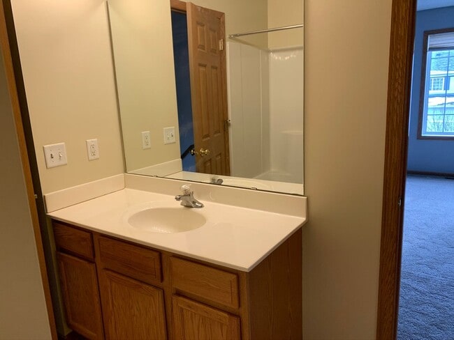 Building Photo - Bright & Spacious 2BR/1.5BA Townhome in Co...