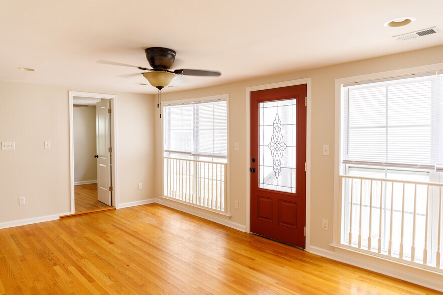 Building Photo - 116 America St