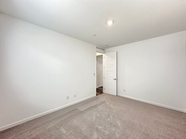 Building Photo - 563 Mountain Robin Ave