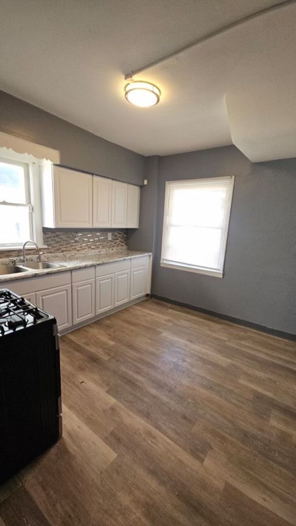 Building Photo - Charming 3-Bedroom Property in Prime Location