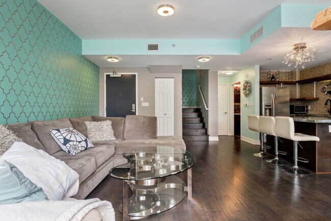 Building Photo - Modern 2-Bedroom Condo with Premium Amenities in Downtown San Diego