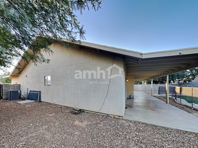 Building Photo - 9915 E Paseo Juan Tabo