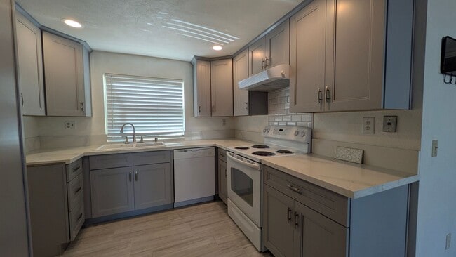 Building Photo - Cute two bedroom condo