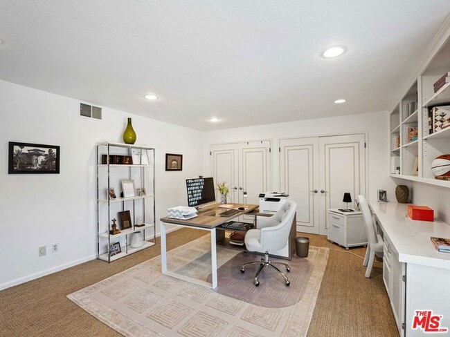 Building Photo - 2898 Woodwardia Dr