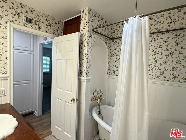 Building Photo - 30556 Rainbow View Dr