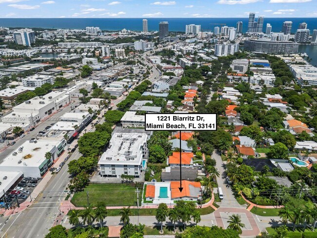 Building Photo - 1221 Biarritz Dr