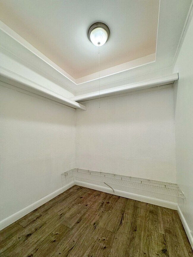 Building Photo - Luxury 2 bed condo includes Heat, hot wate...
