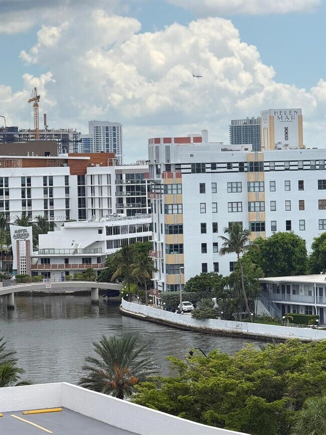 Building Photo - 2625 Collins Ave