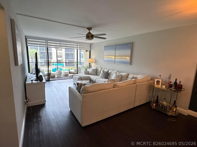 Building Photo - 6 Royal Palm Way