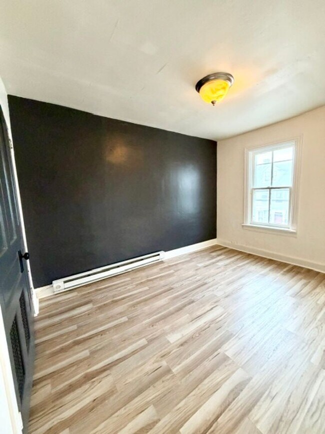 Building Photo - 1 Bedroom, Coin Laundry, Parking-York City SD