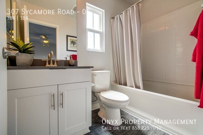 Building Photo - $1,000 off first month’s  rent! Newer Town...