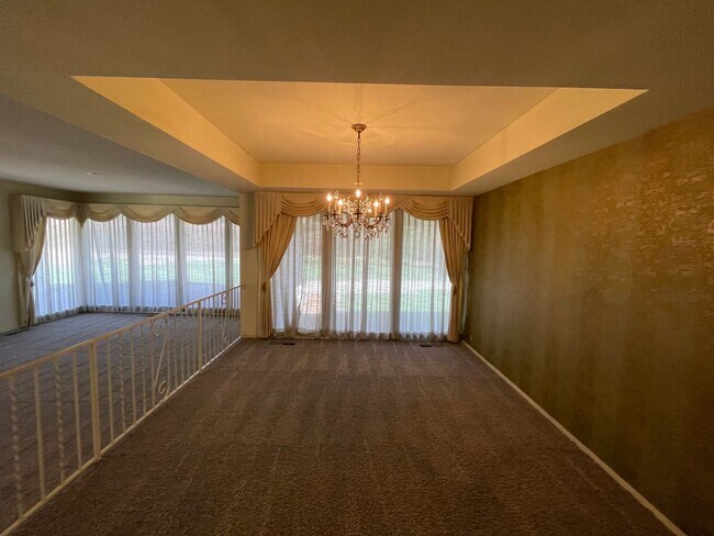 Building Photo - Custom home located next to Oakdale Country Club!