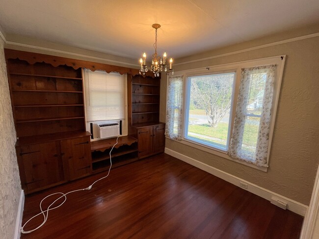 Building Photo - Charming 2-bedroom, 1-bathroom house