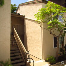 Building Photo - Upstairs 2 bedroom condo with balcony