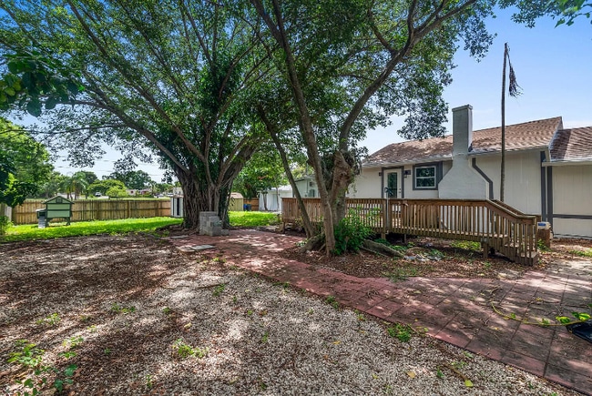 Building Photo - 710 S Pine St