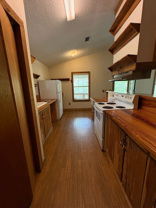 Building Photo - Cozy 2 Bedroom Retreat Available SOON!