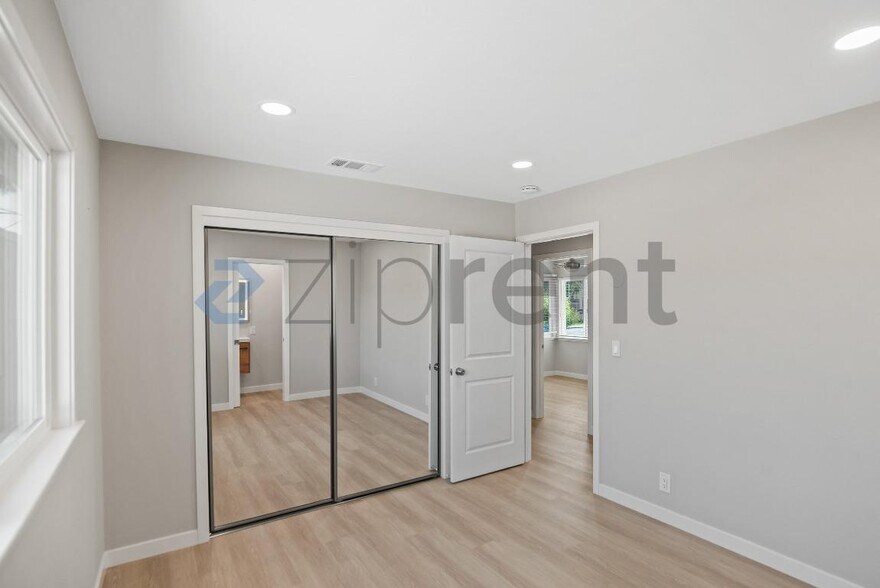 Building Photo - Unit