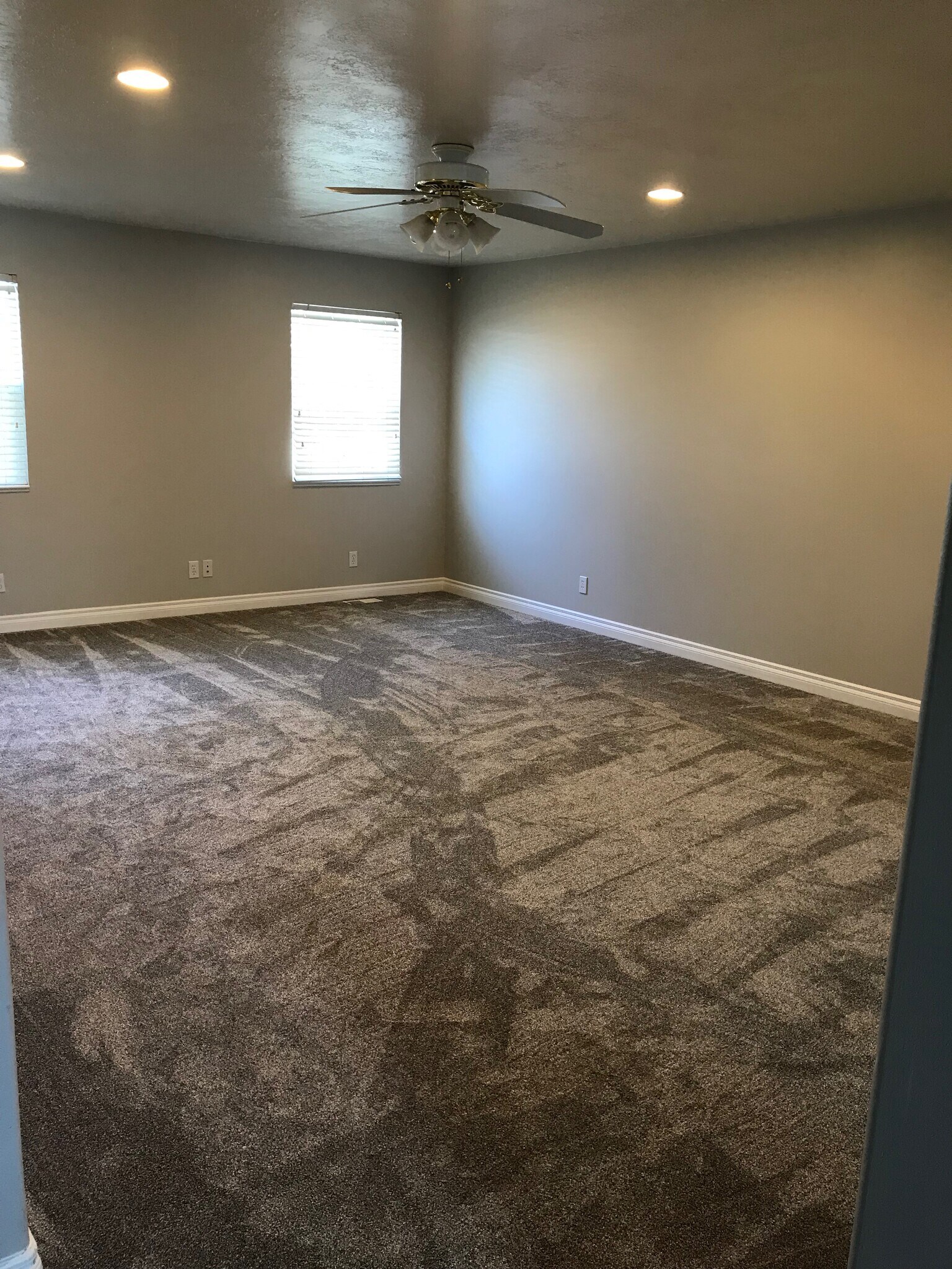 Building Photo - 633 S Teresa St