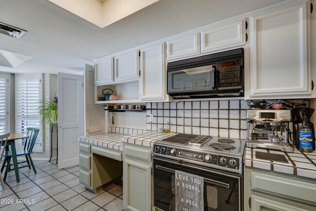 Building Photo - 2511 E Shaw Butte Dr