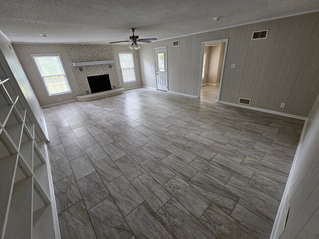 Building Photo - Massive 4BR/3BA Memphis Rental | Brick Fireplace & Built-Ins | Fenced Yard!