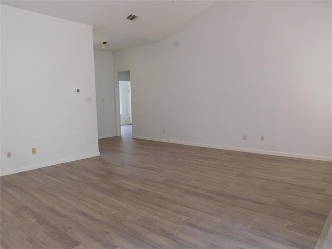 Building Photo - 2202 Quiet Wood Dr