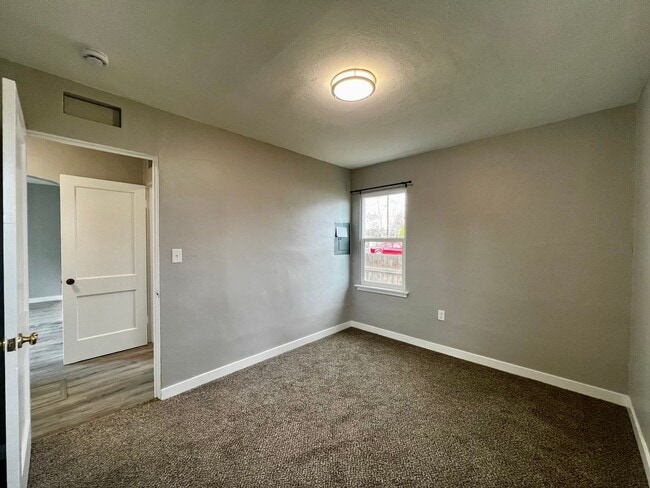 Building Photo - Non-refundable fee & security deposit total: $1275.00